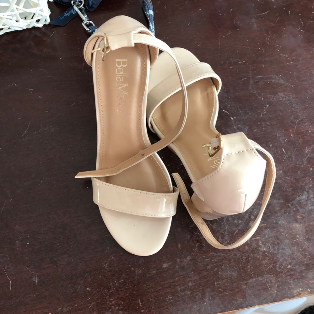 NWOT Size 6 Nude 3.5in chunky heel